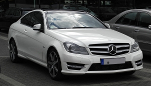 Mercedes-Benz_C_250_CDI_BlueEFFICIENCY_Coupé_Edition_1_(C_204)_–_Frontansicht,_2._Juli_2011,_Düsseldorf